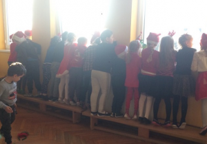 Dzieci oczekujące przy oknie na przyjazd Św.Mikołaja